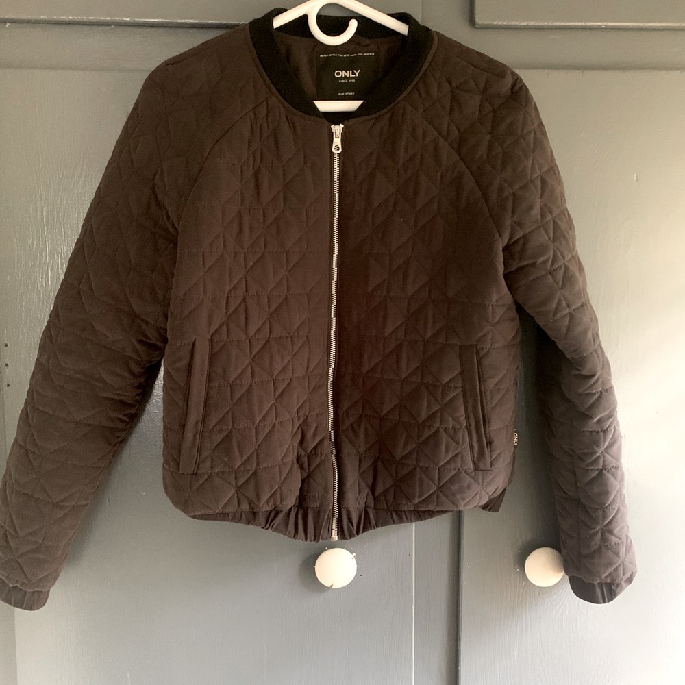 Black jacket 92% polyester, 2% Nylon